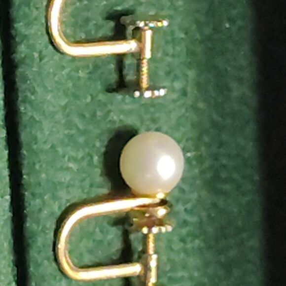 Elegant Gold and Pearl Women's Ring - Picture 2 of 4